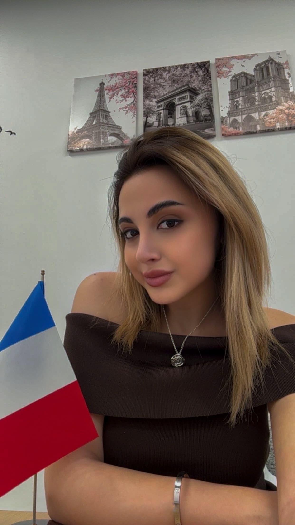Hello, I'm Léa.